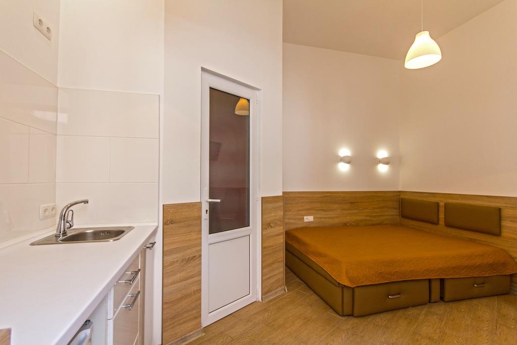 Mini Smart Apartments On Shpytalna 13- Economy Apartment Leópolis Exterior foto